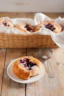 DROŻDŻÓWKI Z SEREM I OWOCAMI


9-12 sztuk

CIASTO
7 g suszonych drożdży
250 ml mleka
100 g miękkiego masła
1 łyżeczki pasty waniliowej
450 g mąki pszennej
100 g drobnego cukru
1...