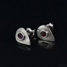 Minimalistyczne, delikatne kolczyki sztyfty z oczkiem wypełnionym czerwoną emalią szklaną, wypalaną w wysokiej temperaturze. Wykonane w srebrze 925 fakturowanym, oksydowanym i l...