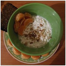 Wczorajsza kolacja, czyli:
* twarożek wiejski light
* 2 mandarynki
* kromka chleba pełnoziarnistego
* orzechy 

Nie byłam przekonana do takiego połączenia, ale zachwyciło mnie i...