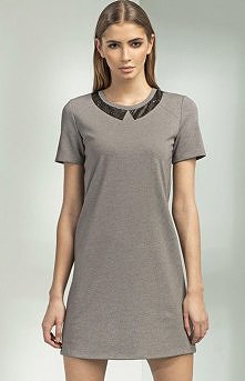 Nife s53 sukienka szara
- sukienka o prostym kroju
- krótki rękaw
- przy dekolcie ozdobna wstawka z czarnej eko skóry