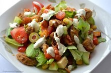 Potrzebujemy: - sałata - kurczak - przyprawa gyros - pomidor zwykły - małe pomidorki - papryka czerwona - ser żółty - ogórek - zielone oliwki - kukurydza - grzanki (skórki po to...