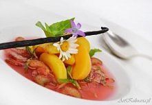 Chłodnik rabarbarowy z morelami i lodami waniliowymi