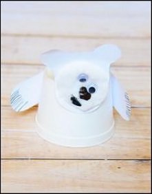 niedźwiedź polarny ze styropianowej miseczki