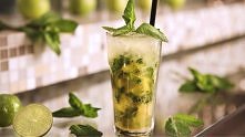 Ten orzeźwiający drink możemy zaliczyć do najbardziej popularnych na świecie. Pochodzi z gorącej Kuby i na pewno rozgrzeje niejedną imprezę.    50 ml białego rumu ½ limonki 5-6 ...