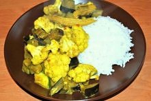 Mieszane Warzywa W Mleczku Kokosowym to typowo tajski przepis na wegetariańskie danie kuchni orientalnej. Szybki i prosty do przygotowania