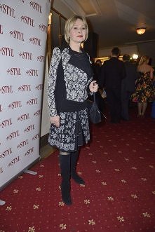 Swawolny orientalny komplecik zaprezentowała Grażyna Barszczewska. Dywanowe zdobienia, finezyjnie wkomponowane w całość falbany i krwiste usta budzą pełne przemocy reminescencje...