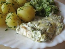 Pyszna ryba w sosie serowym Składniki: 4 dzwonka łososia (u mnie filet z dorsza) dwie garście startego, żółtego sera szklanka kwaśnej śmietany (u mnie 18%) 2 ząbki czosnku garść...