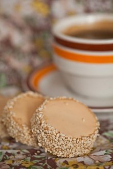 Ciastka warszawskie z chałwą

Ciasto:

- 35 dag mąki

- 25 dag margaryny

- 3 żółtka

- 1 opakowanie cukru waniliowego

Z podanych składników zarabiamy ciasto. Wałkujemy na grub...