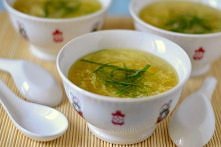 Kantońska zupa z jajkiem to danie przygotowane bulionie w stylu chińskim