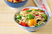 Kurczak chow mein z papryką to danie z woka gwarantuje błyskawiczny obiad. Danie można serwować razem z ryżem