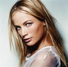 Carolyn Murphy (ur. 11 sierpnia 1973 roku w Panama City) – amerykańska modelka.
wymiary: 86-61-86 wzrost: 175 cm