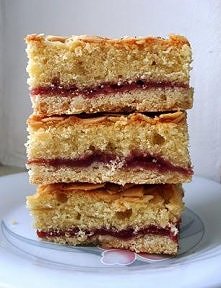 Bakewell Slice czyli migdałowe ciasto z dżemem malinowym

SKŁADNIKI:
Na spód ciasta:
1 i 1/3 szklanki mąki
100 g miękkiego masła
1 łyżka cukru
Górna warstwa ciasta:
100 g miękki...