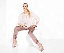 Świetne spodnie z lejącego, połyskującego materiału z efektownym drapowaniem u dołu nogawki w kolorze jasnego i ciemnego beżu.
Zapraszamy na profil na FB
