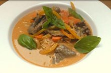 Wołowina z Czerwoną Pastą Curry to potrawa w orientalnym charakterze