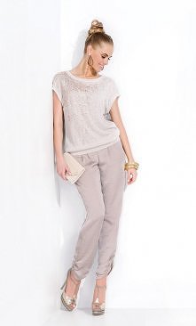 Świetne spodnie z lejącego, połyskującego materiału z efektownym drapowaniem u dołu nogawki w kolorze jasnego i ciemnego beżu.
Zapraszamy  :)