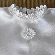 Biała szatka do Chrztu z haftem imion i daty Chrztu.