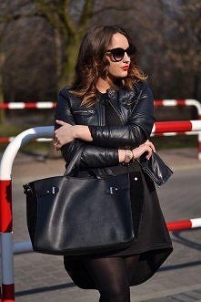 callistafashion

Powabne dziewczę o pseudonimie Callista debiutuje na naszych łamach smaczną, dopracowaną stylizacją. Niby nic wielkiego, ale ogromnie podoba nam się paprykowy a...