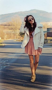 bunny-is-funny

Pastelowa Bunny, łagodne pagórki w tle. Jest sympatycznie i niewiele poza tym, ale dajmy młodzieży szansę. Bunny, mamy na Ciebie oko :) I wyrzuć rajstopy, to dzi...