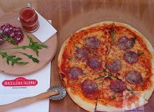 pizza salami we włoskim stylu