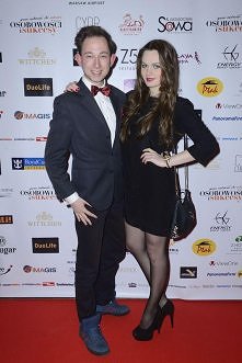 Jarosław Milner (nie, nie mamy pojęcia któż to) z lachonem. Obstawiamy, że Milner ma bogatych rodziców albo gra w serialu. Lachon tkwi obok bez przekonania, ale jednak…

Więcej ...