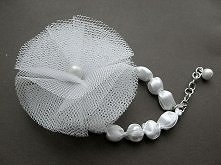 unikatowa bransoletka idealna na wyjątkowe okazje...dla kobiet ceniących nietuzinkowość. Wykonana ręcznie z dużą dokładnością i precyzją z perełek i atłasowej tasiemki,w kolorze...