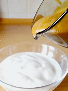 Mus lodowy. Z mrożonym bananem i soloną krówką.

MUS BANANOWY:
- 1 zamrożony banan
- 1 łyżka jogurtu
- 50 ml mleka

SOS KRÓWKOWY:
- 150g gotowej masy krówkowej z puszki
- 30 ml ...