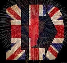 Piątka chłopców z xFactora,
W jedną całość połączona. 
Simon Cowell - on był pewny,
Że ci chłopcy będą trendy.
Bez dyskusji- talent mają,
Z przyjemnością nam śpiewają.
Zayn i Lo...