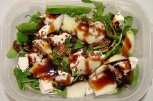 Składniki

    garść rukoli
    garść szpinaku
    1 duża gruszka
    1 łyżka siemienia lnianego
    ser feta
    ocet balsamiczny, olej z orzechów włoskich
Sałatę i szpinak myj...