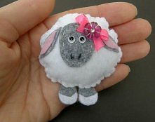 Niezwykle zabawna i oryginalna broszka wykonana z filcu i koralików. Wesoły i oryginalny dodatek do garderoby, plecaka, odzieży, torby...Posiada zapięcie typowe dla broszek. 
ZA...