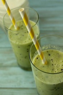 Składniki (na 2 wysokie szklanki):

    3 dojrzałe kiwi
    1 średni banan (też dojrzały)
    0,5 szklanki zimnego mleka
    1 łyżeczka miodu (można dać więcej jeśli ktoś lubi s...