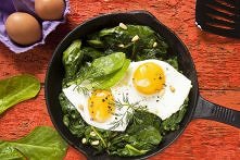 Składniki na 2 porcje:

    125g świeżego szpinaku
    łyżka masło
    ząbek czosnku
    sok z pół cytryny
    2 łyżki oliwy z oliwek
    2 duże jajka
    orzeszki pinii
    łyż...