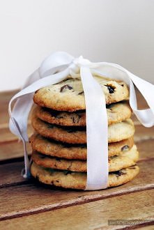 składniki:
250 g masła
2,5 szklanki mąki
1/2 łyżeczki soli
1/2 łyżeczki sody oczyszczonej
2 tabliczki czekolady mlecznej*
3 łyżeczki kakao (opcjonalnie)
1 jajko
1 szklanka cukru...