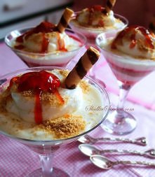 Serniczki z sosem truskawkowym