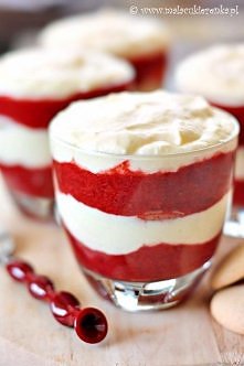 Tiramisu Owocowe 

Składniki na około 8 porcji:
2 opakowania mrożonych owoców, każde opakowanie po 450g (użyłam truskawek i wiśni)
500g serka mascarpone
3 jajka, osobno żółtka i...