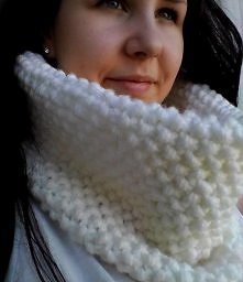 Biały komin zrobiony ściegiem ryżowym. szczegóły na blogu: myhandmade13.blogspot.com