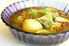 Warzywna zupa z ziemniakami i cukinią zyskuje prawdziwego charakteru po dodaniu koreańskiej papryki chilli oraz pasty gochujang. Jej orientalny smak zawdzięczamy również dodatki...