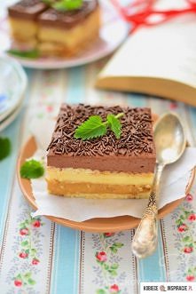 Składniki masa krówkowa :
1 puszka masy krówkowej (kajmakowej)
Składniki masa budyniowa :
1L mleka,
3/4 szklanki cukru,
1 opakowanie cukru waniliowego,
250g masła,
1 szklanka mą...