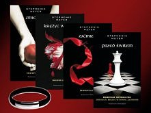 SAGA ZMIERZCH

ZMIERZCH
Siedemnastoletnia Isabella Swan przeprowadza się do ponurego miasteczka w deszczowym stanie Washington i poznaje tajemniczego, przystojnego Edwarda Culle...