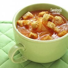 Zupa cebulowa z pomidorami i grzankami