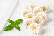 Kawałki banana w kremowej skórce z wiórkami kokosowymi