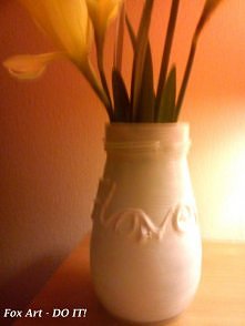 Wiosenny wazonik. Słoiczek na którym gorącym klejem napisałam co zechciałam, potem pomalowałam farbą akrylową.