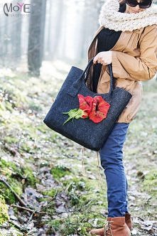 Torebka z filcu z kwiatem z wełny czesankowej