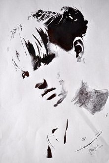 Autoportret w jakieś 3 godzinki. Marker i długopis. 
Narysowałam, bo nie chciałam zepsuć innej pracy, którą później i tak zepsułam ;( Parszywy los. Co myślicie?