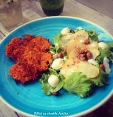 Placki z batatów i lekka sałatka z gruszką. 

link do przepisu w pierwszym komentarzu.