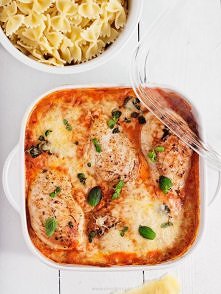 filety z kurczaka w sosie pomidorowym z parmezanem