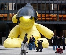 Szwajcarski malarz i rzeźbiarz Urs Fischer słynie z rzeźb na dużą skalę. Taki gigantyczny miś z brązy pojawił się w Park Avenue w Nowym Jorku i waży około 20 ton. 

Urs wykonał ...