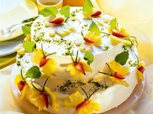 Śmietanowy tort z ananasem