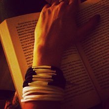 w małym, drewnianym, ciepły...