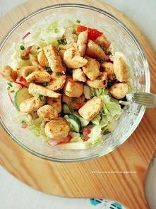 Sałatka z kurczakiem i słodkim jogurtowym sosem

kapusta pekińska (około 1 i 1/2 kubka posiekanej kapusty)
1/2 średniego, zielonego ogórka
2 małe pomidory
2 łyżki posiekanej dro...