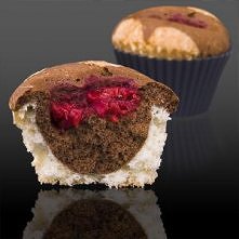 Puszyste muffinki z mąki orkiszowej, z karobem i malinami